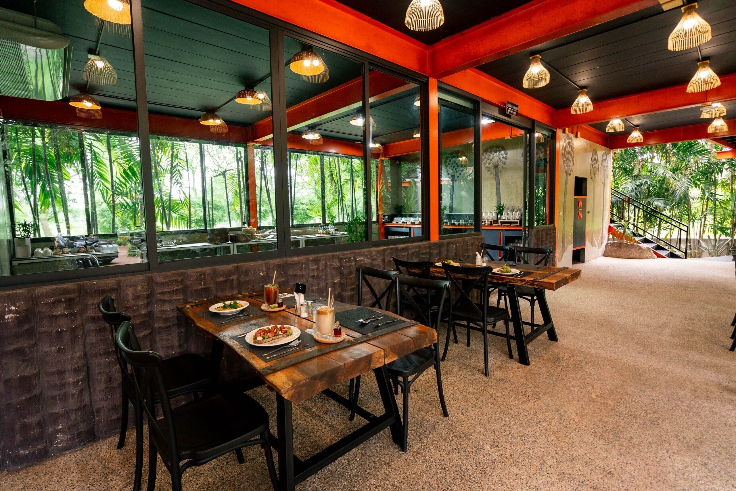 Sarapan prasmanan setiap hari (THB 350 per orang)