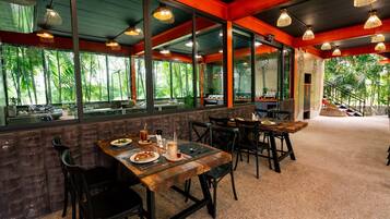 Sarapan prasmanan setiap hari (THB 350 per orang)