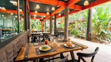 Sarapan prasmanan setiap hari (THB 350 per orang)