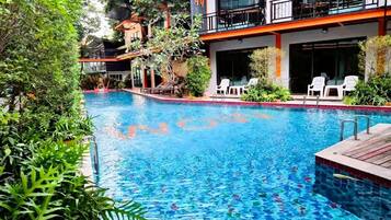 Swim-up bar
