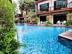 Swim-up bar
