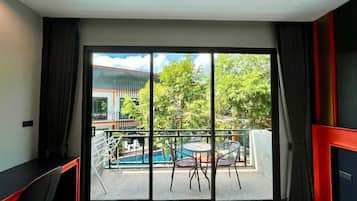 Deluxe szoba kétszemélyes vagy két külön ággyal, kilátással a medencére | Kilátás az erkélyről