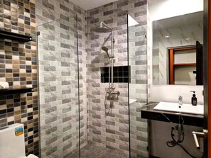 Shower, rainfall showerhead, free toiletries, hair dryer