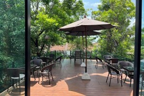 Outdoor dining - Look At Home Lamphun (Lamphun)