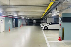 A multi-level parking garage with clear signage for entrances and parking bays. - OceanStay E7 INN-The City jukdo (Yangyang)