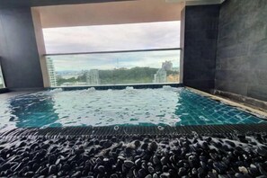 Un jacuzzi con vistas a edificios y árboles.