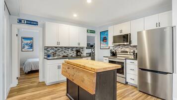 Réfrigérateur, micro-ondes, four, plaque de cuisson