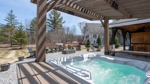 Outdoor spa tub - Broad Street 1 | Pine (Bethel)