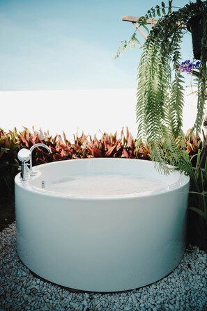 Outdoor spa tub
