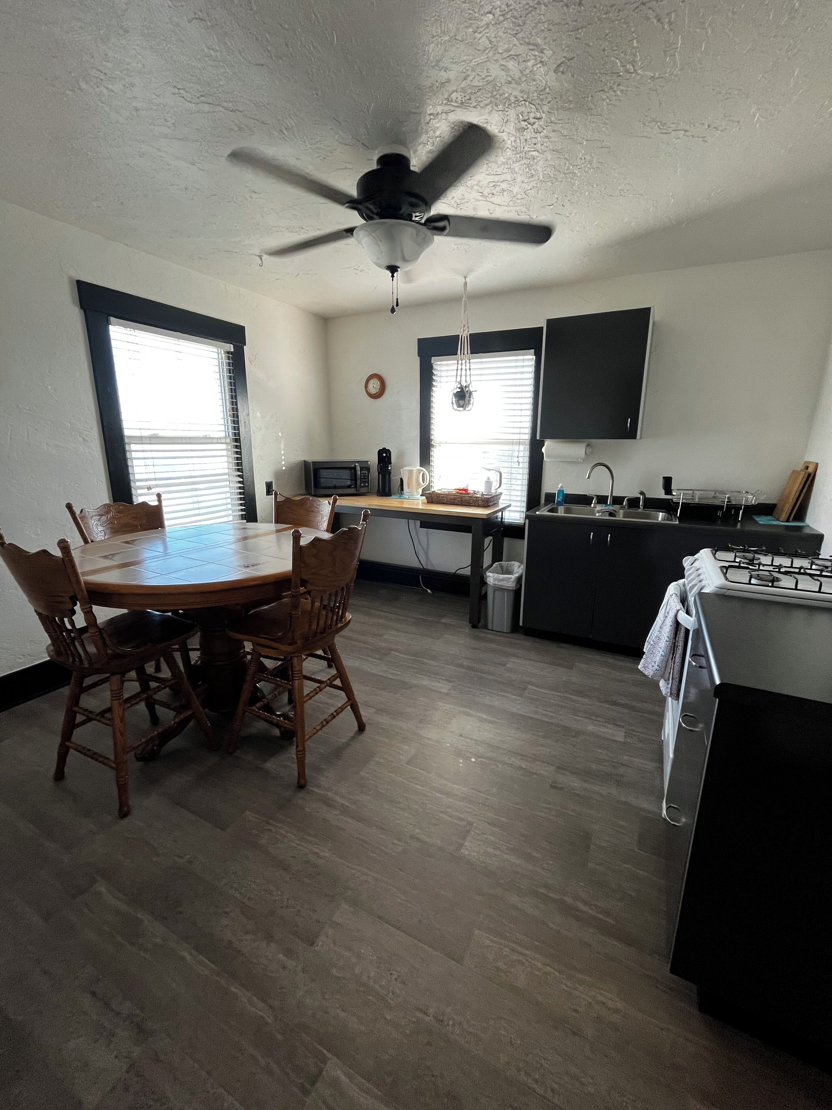 Microondas, horno, parrilla de estufa y cafetera y tetera 