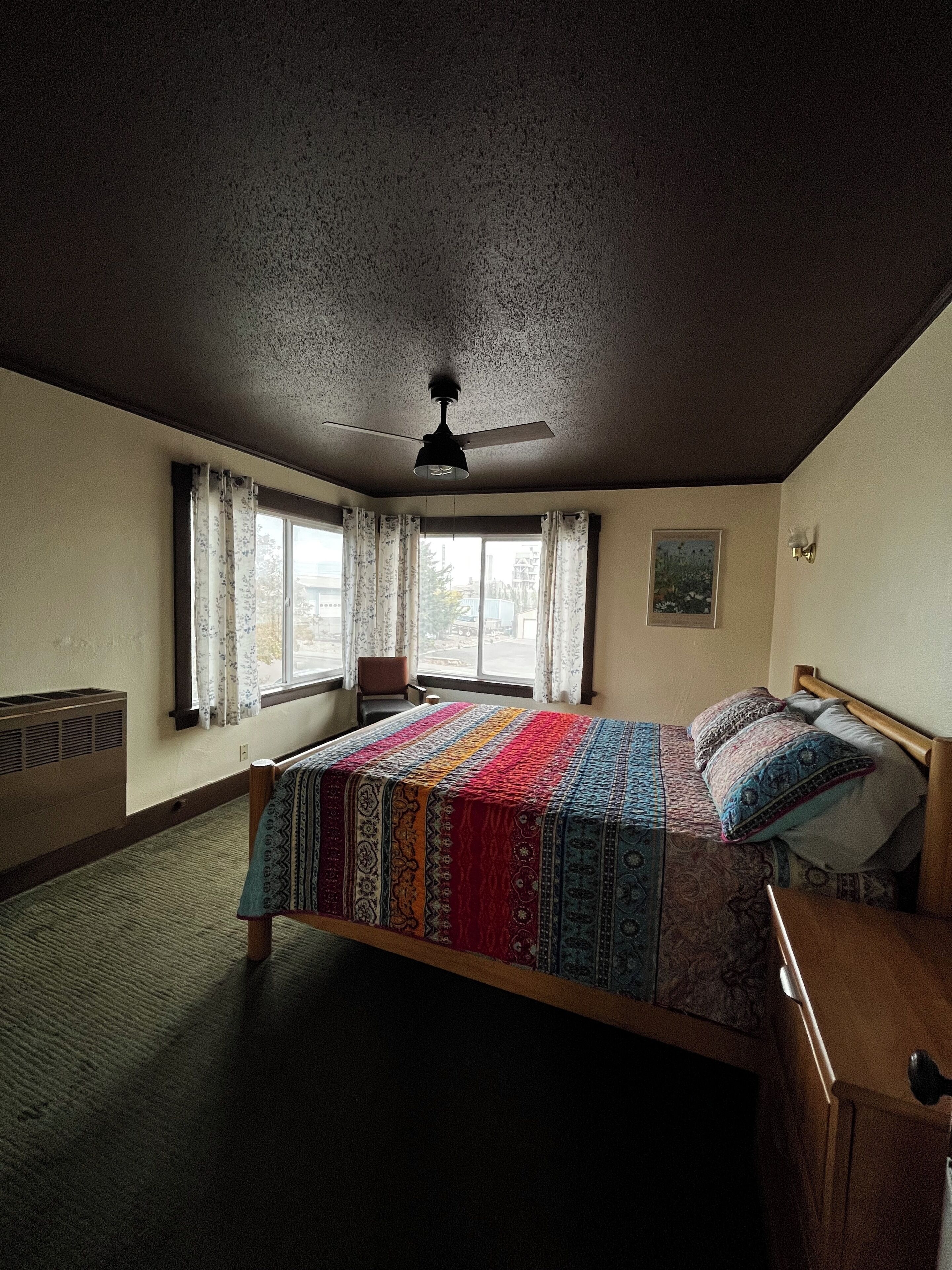 1 habitación, tabla de planchar con plancha y cuna de viaje 