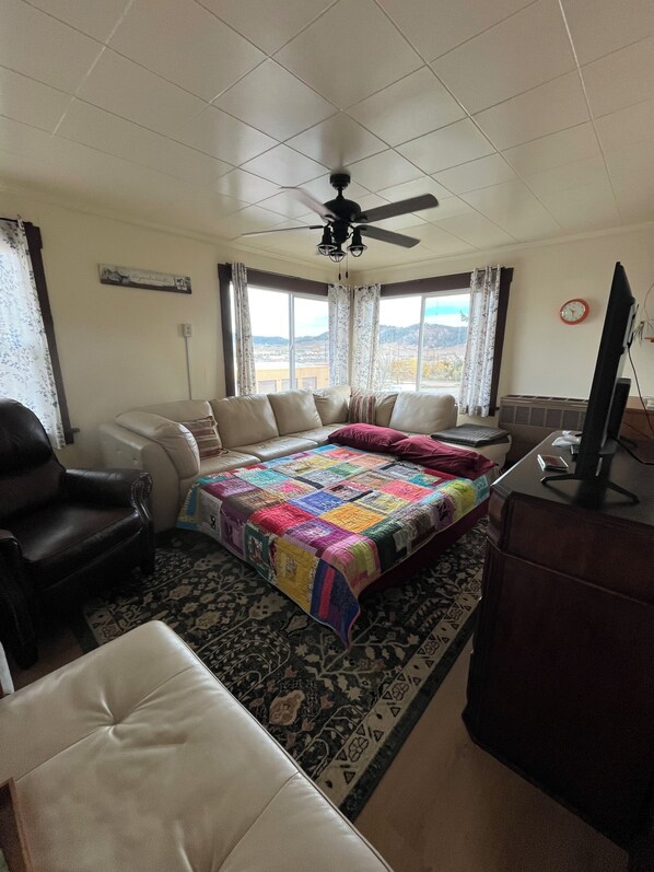 1 habitación, tabla de planchar con plancha y cuna de viaje 