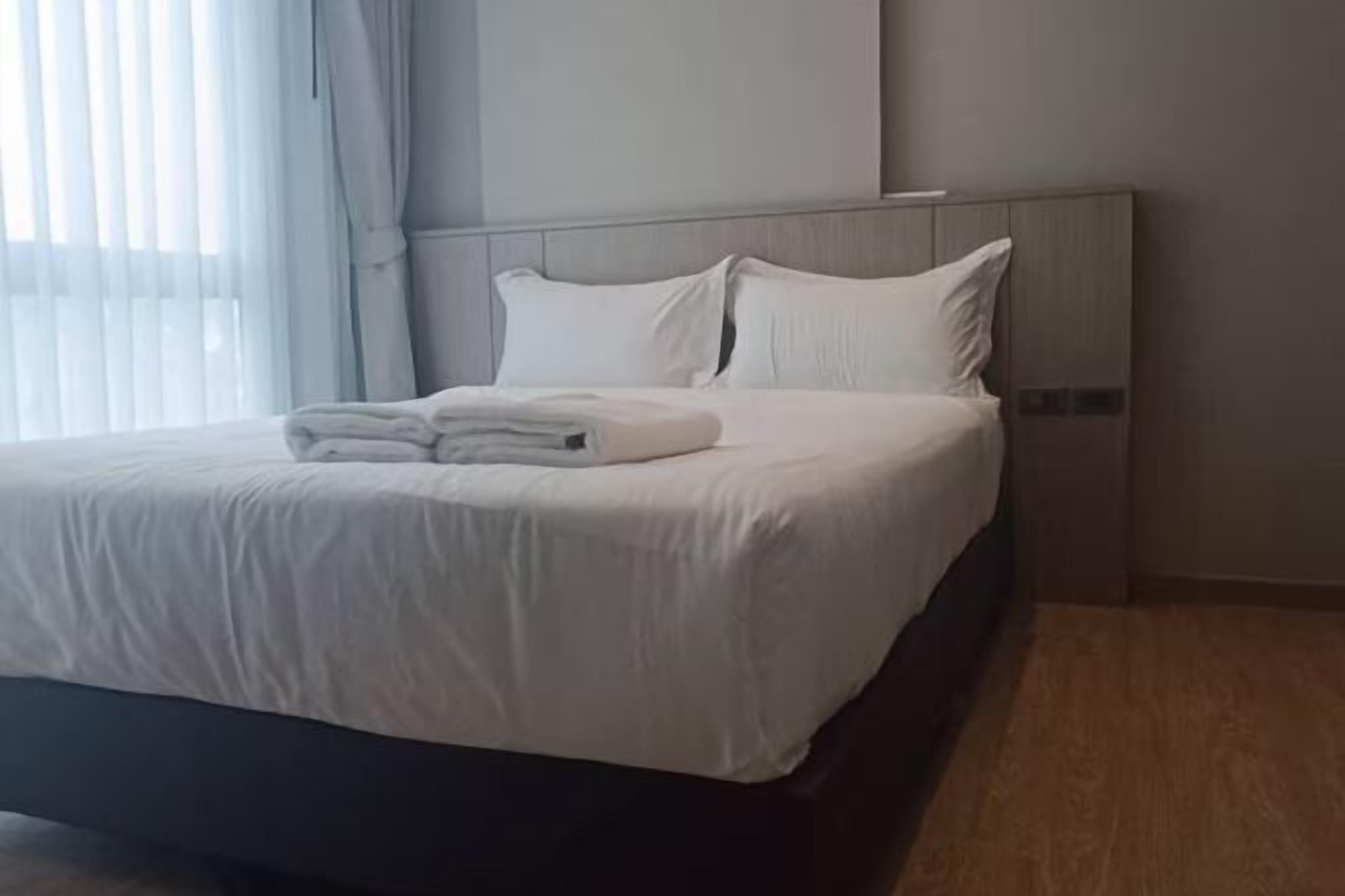 Espacio para trabajar con laptop y tabla de planchar con plancha 