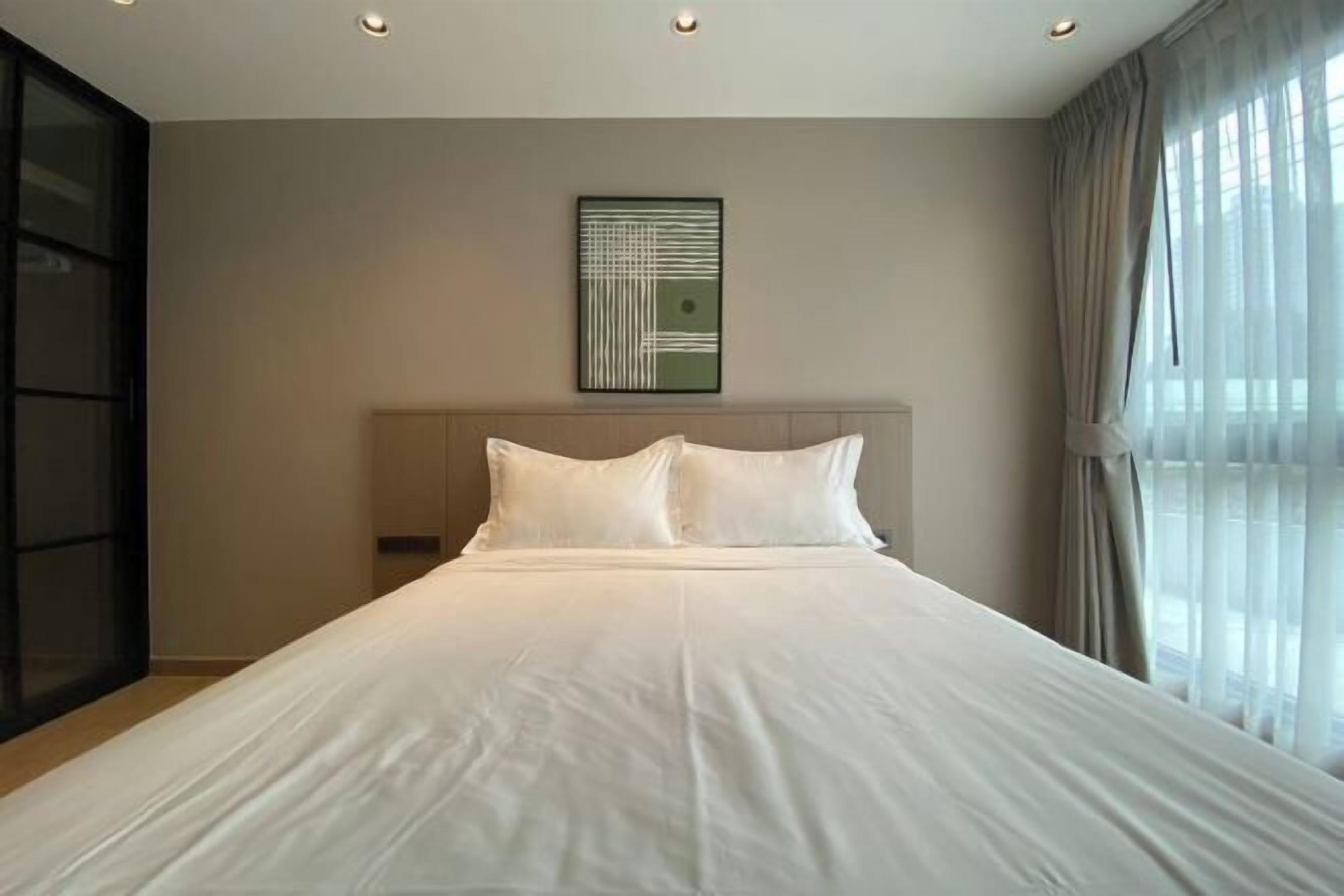 Espacio para trabajar con laptop y tabla de planchar con plancha 