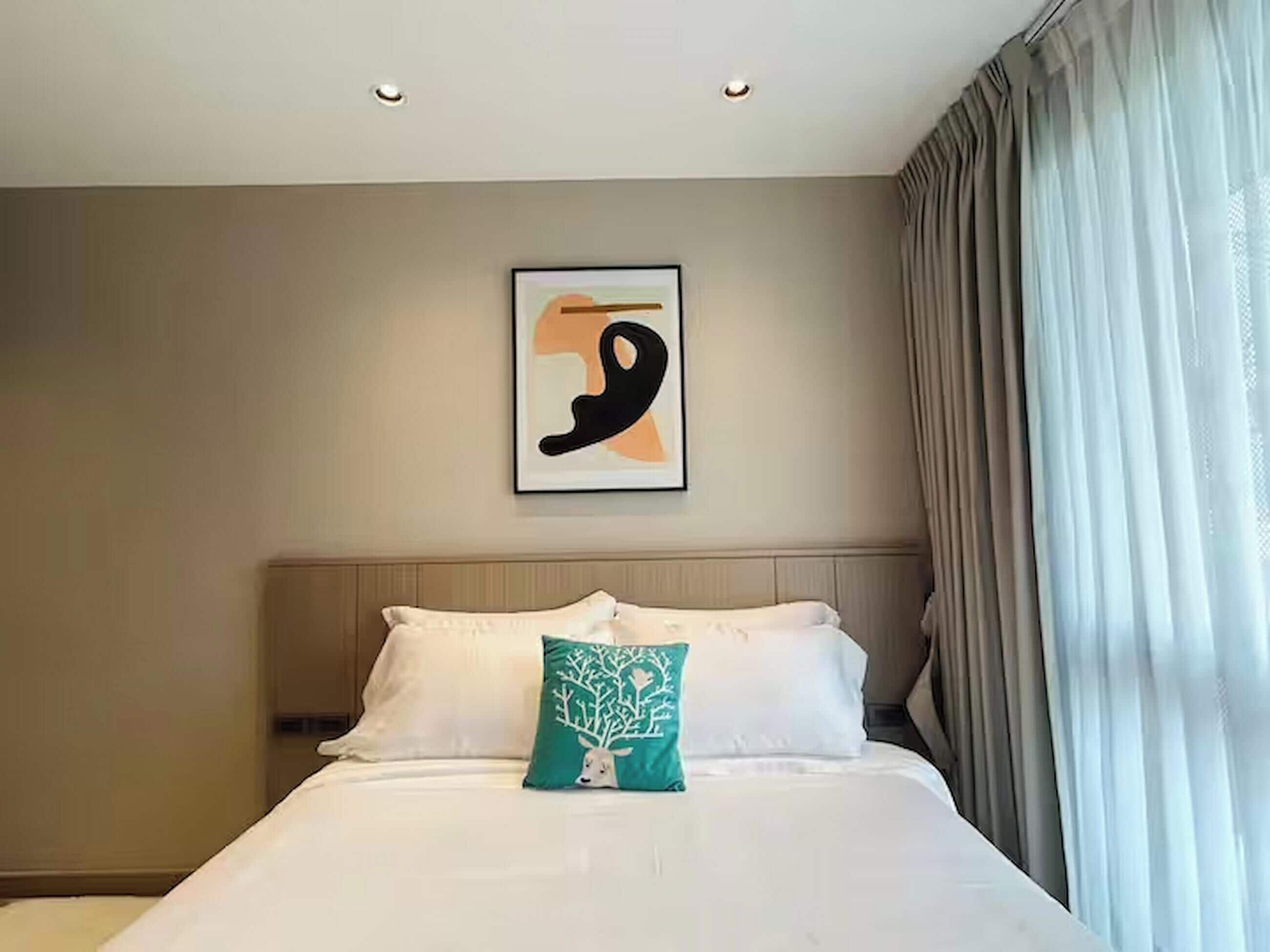 Espacio para trabajar con laptop y tabla de planchar con plancha 