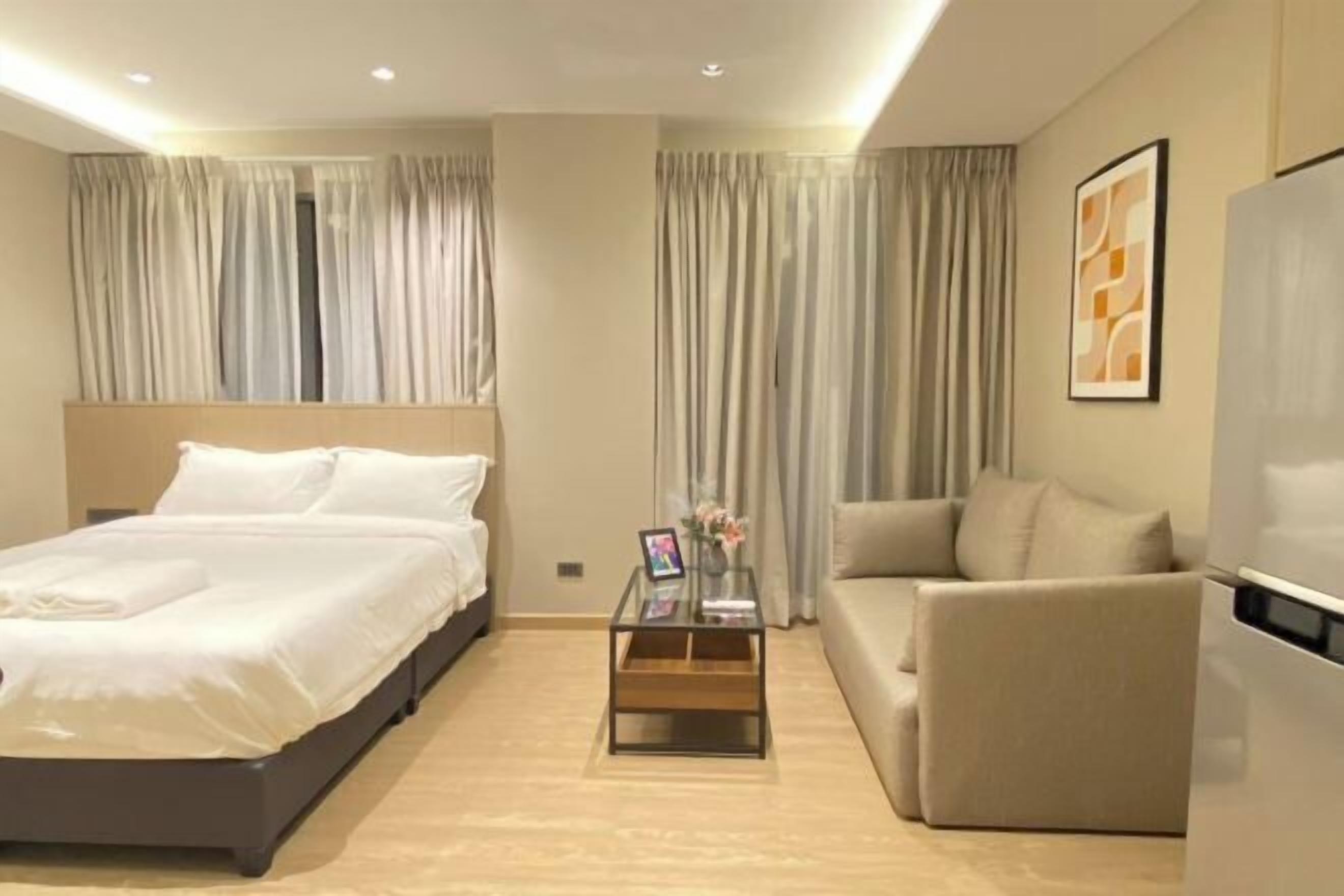 Espacio para trabajar con laptop y tabla de planchar con plancha 