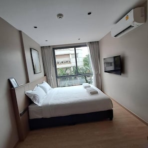 Espacio para trabajar con laptop y tabla de planchar con plancha