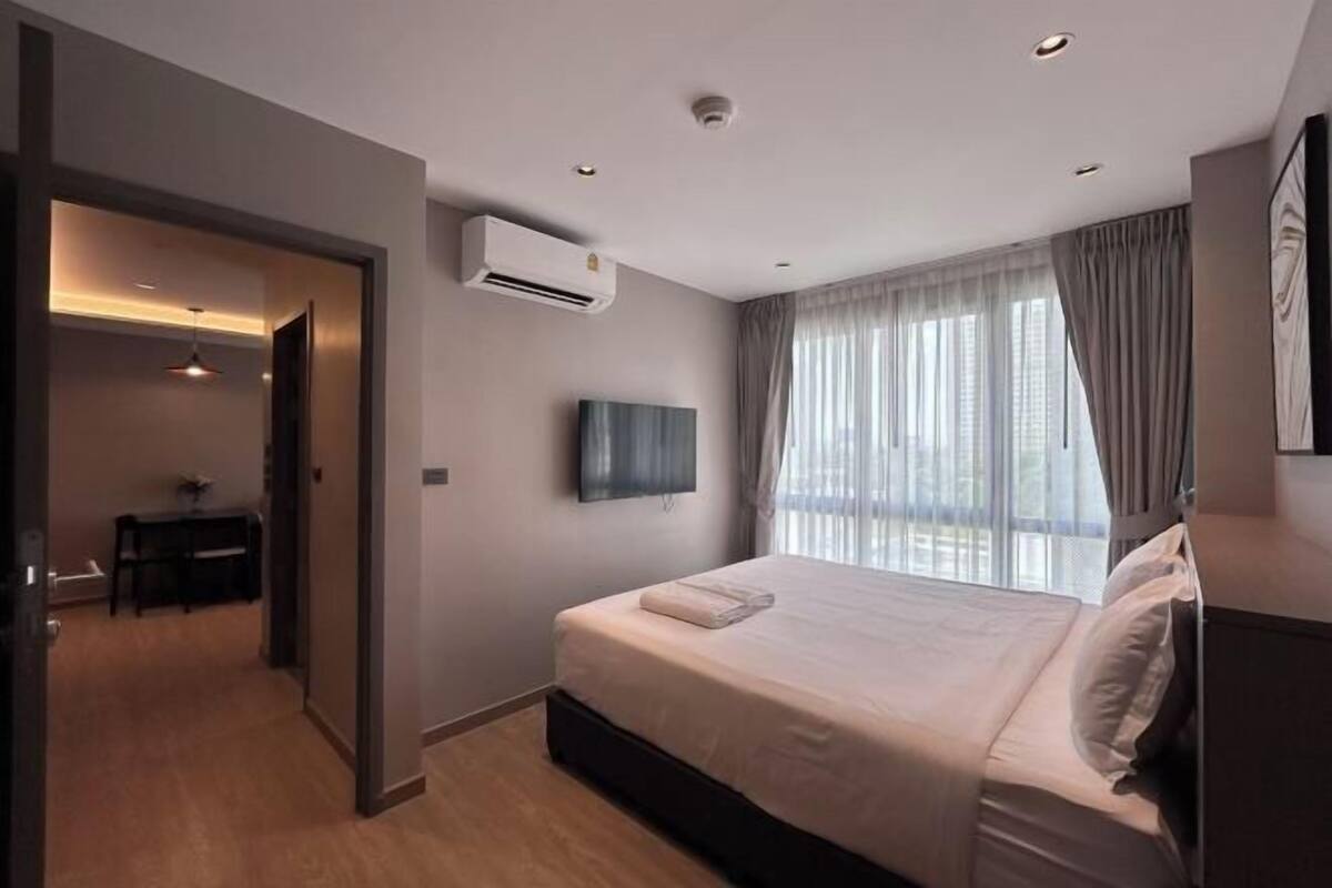 Espacio para trabajar con laptop y tabla de planchar con plancha