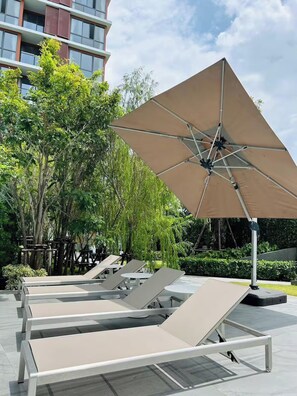 Una piscina al aire libre