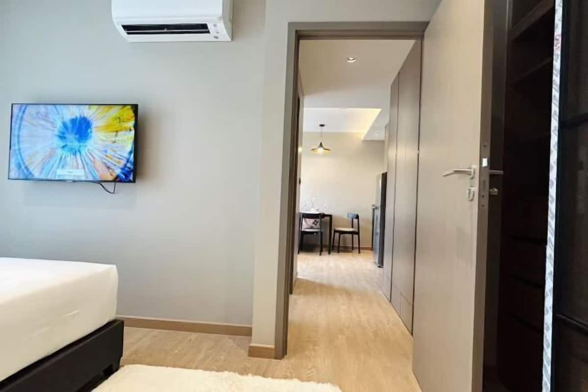 Laptop workspace, soundproofing, iron/ironing board, free WiFi