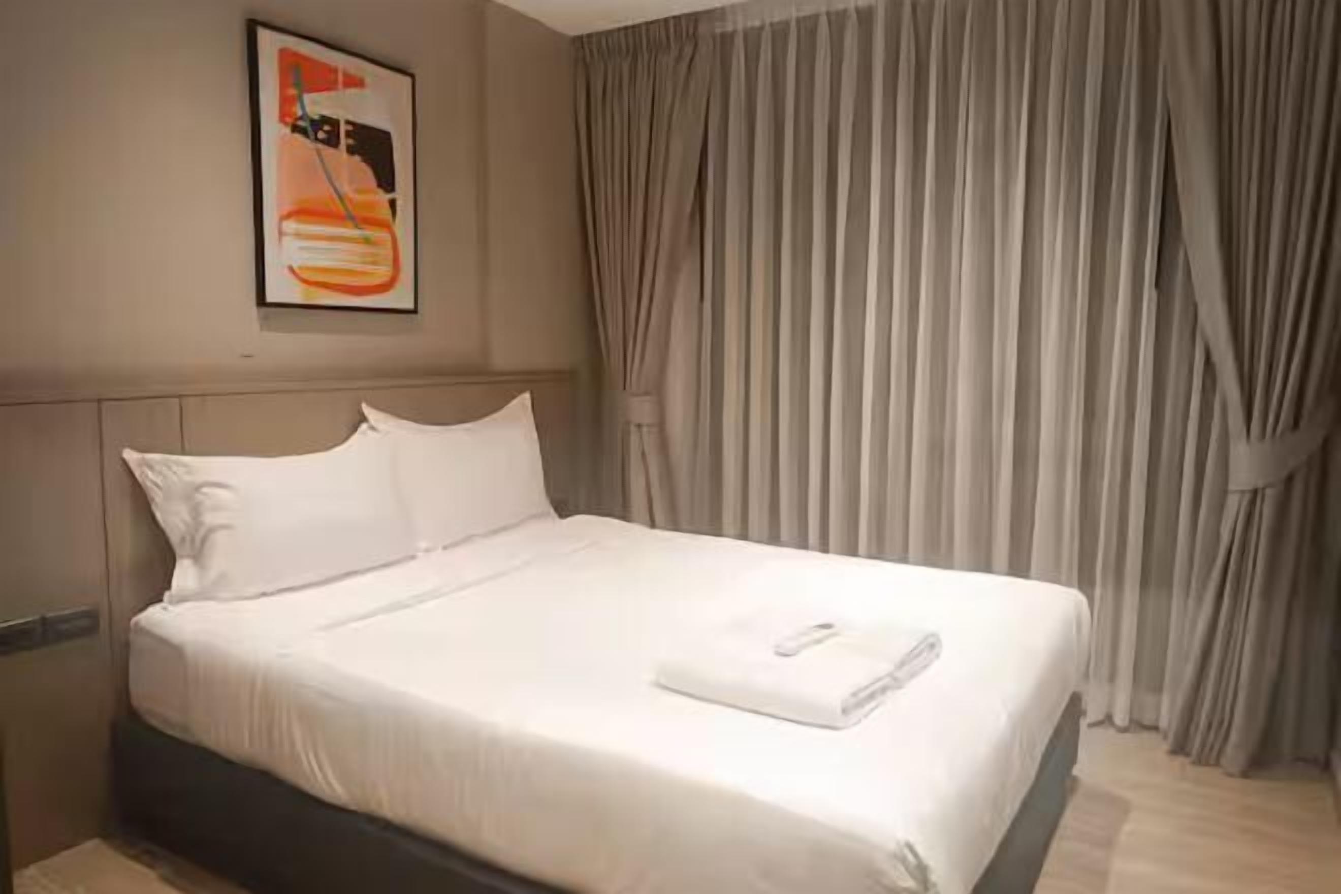 Espacio para trabajar con laptop y tabla de planchar con plancha 