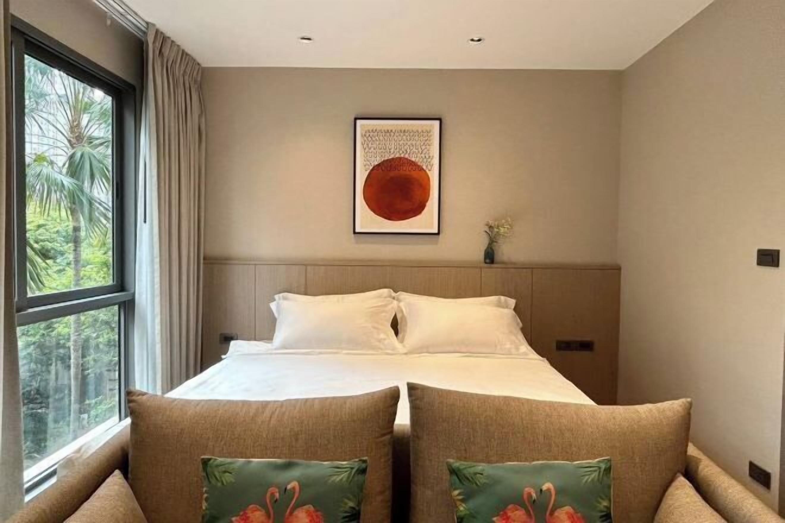 Espacio para trabajar con laptop y tabla de planchar con plancha 