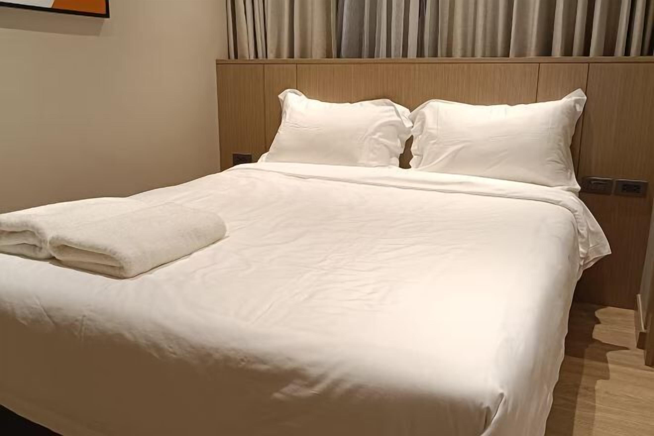 Espacio para trabajar con laptop y tabla de planchar con plancha 