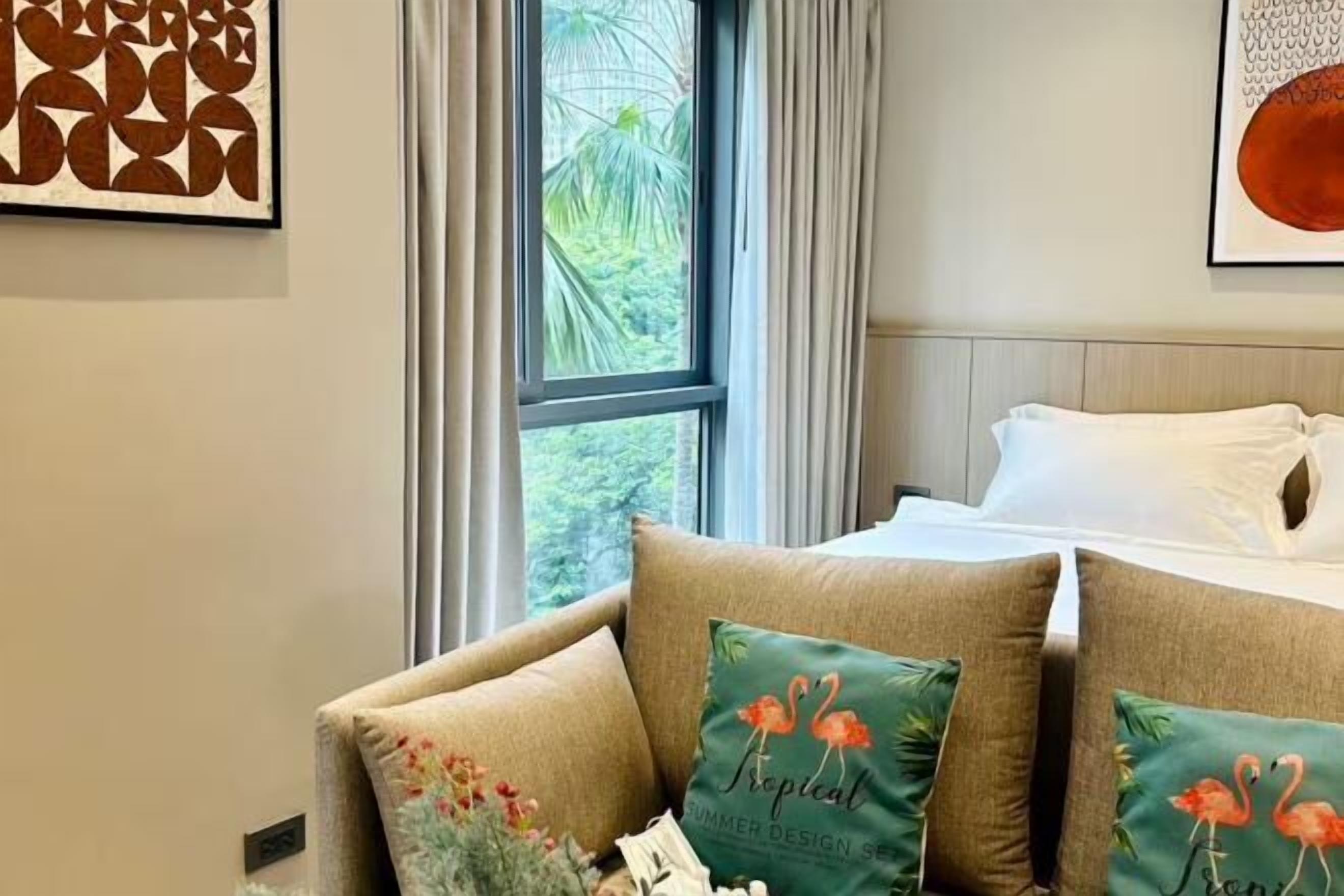 Espacio para trabajar con laptop y tabla de planchar con plancha 