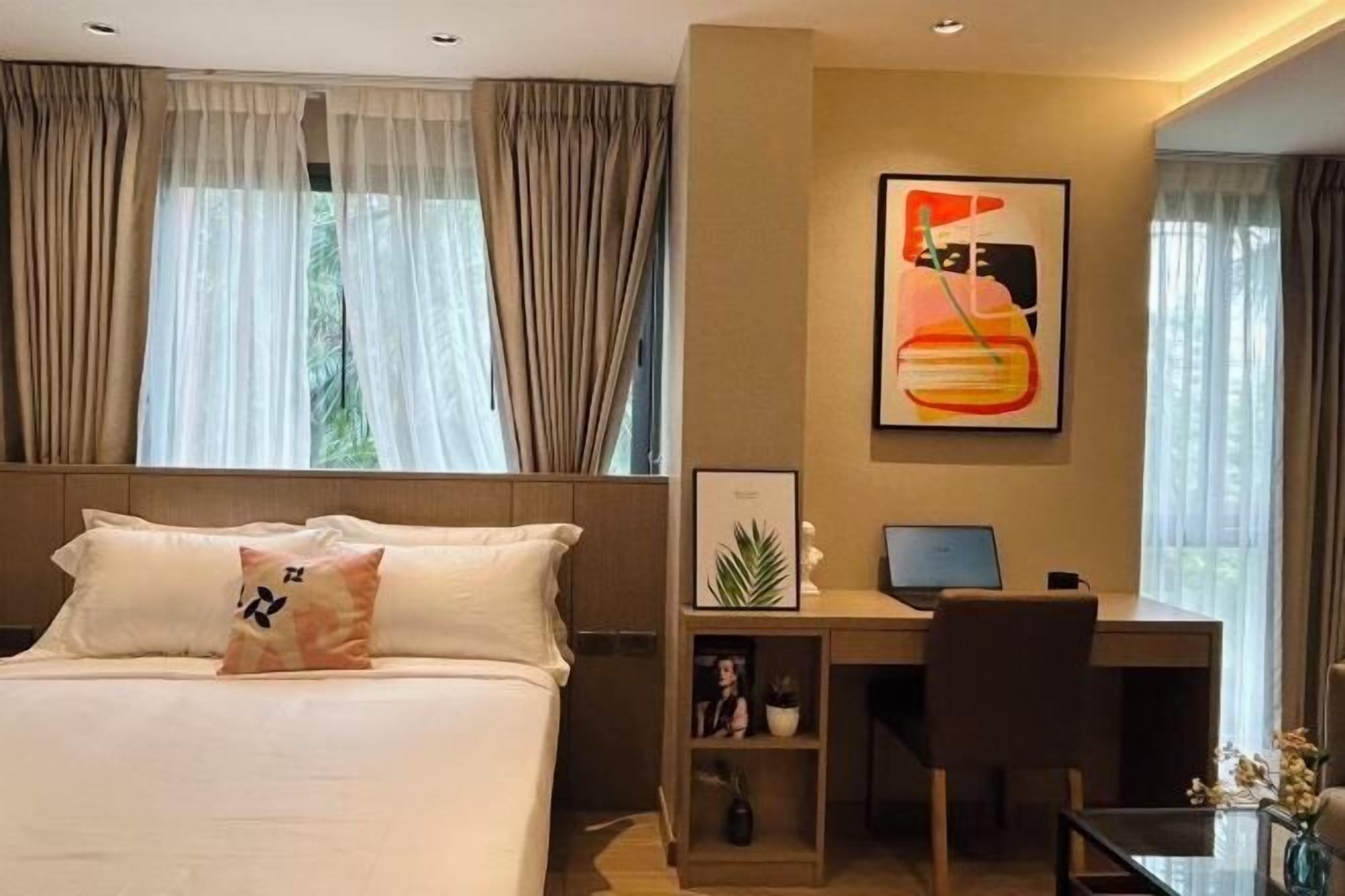 Espacio para trabajar con laptop y tabla de planchar con plancha 