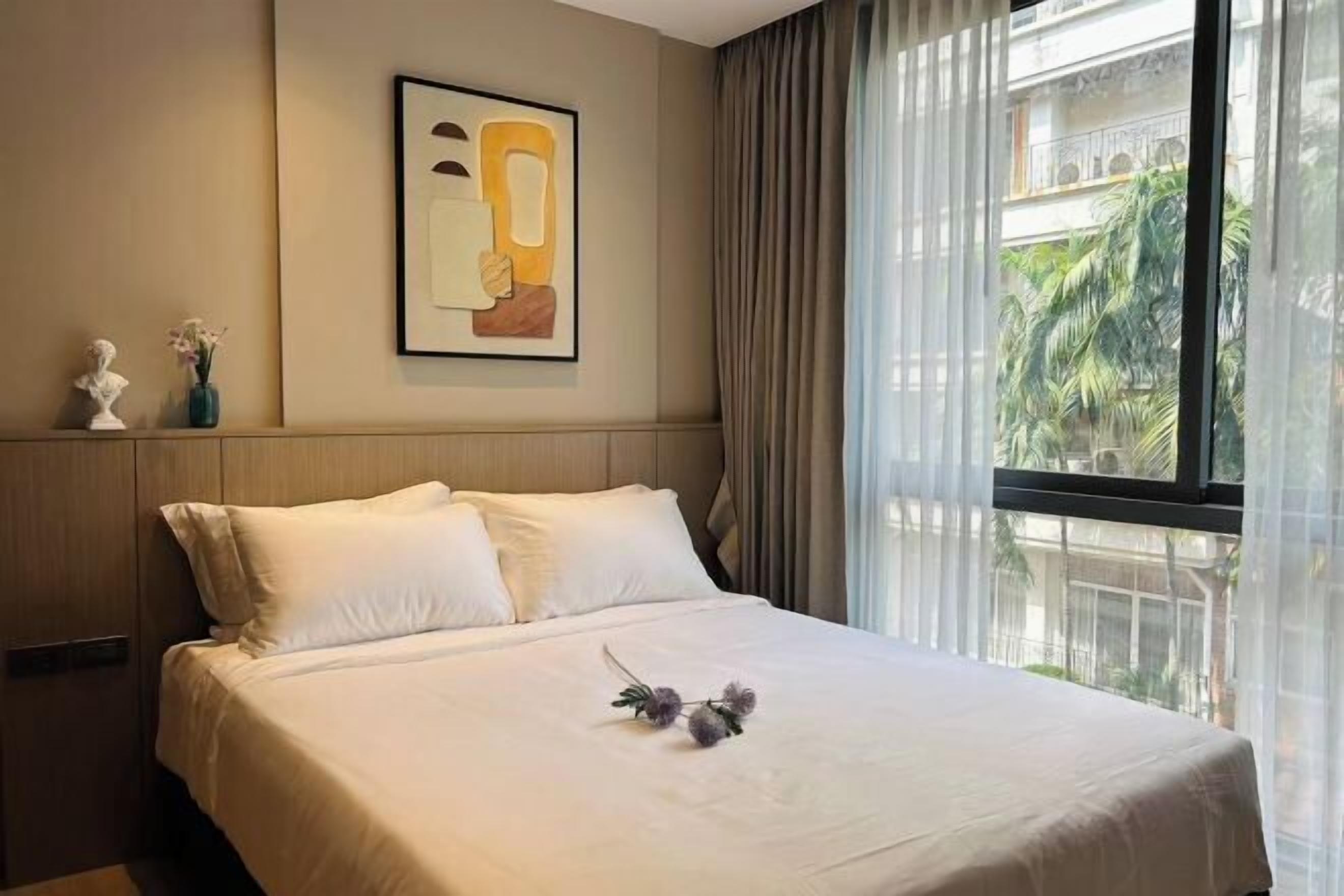 Espacio para trabajar con laptop y tabla de planchar con plancha 