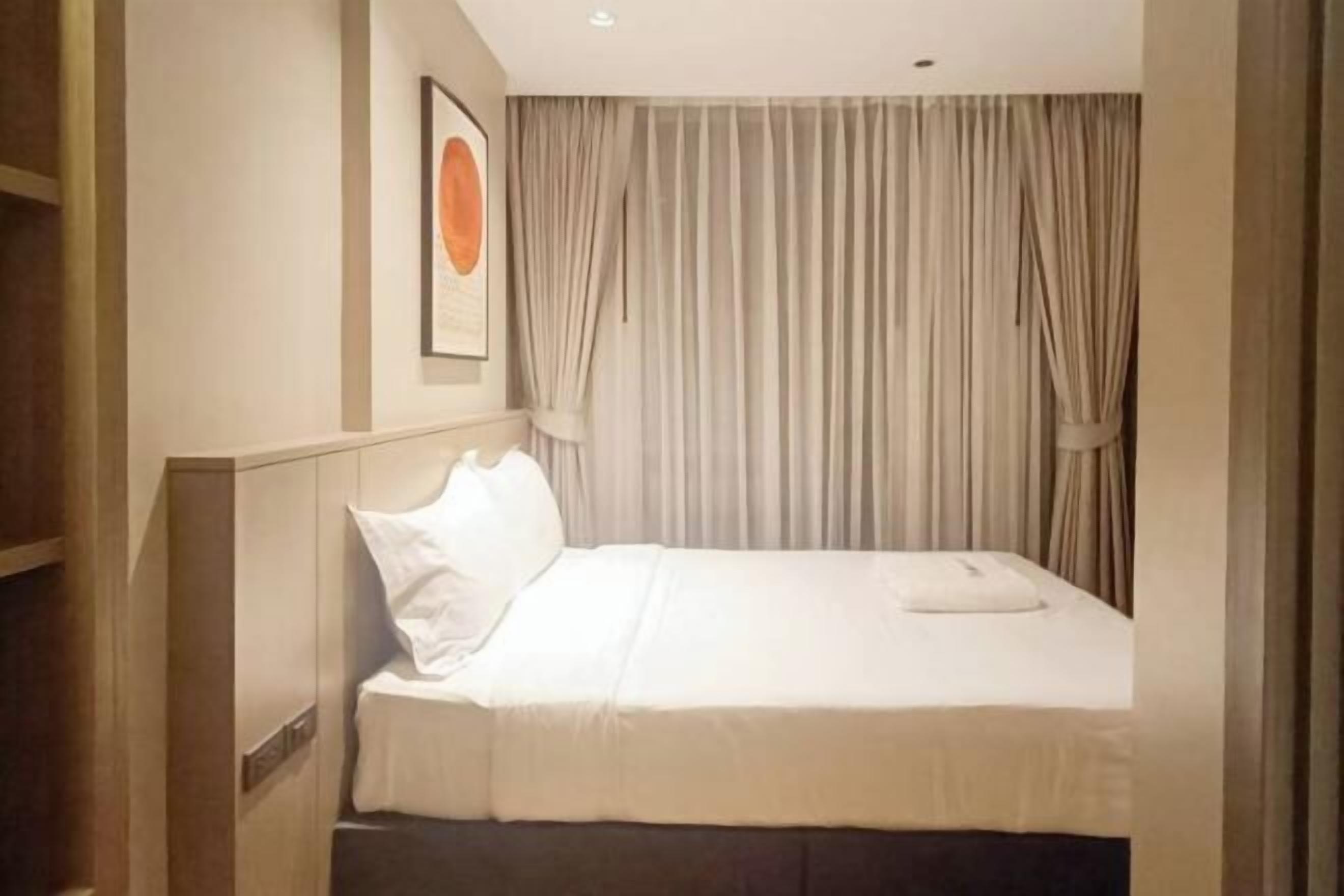 Espacio para trabajar con laptop y tabla de planchar con plancha 