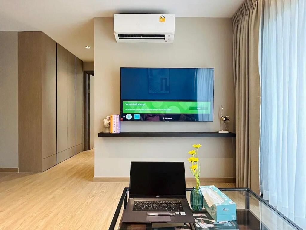 Laptop workspace, soundproofing, iron/ironing board, free WiFi