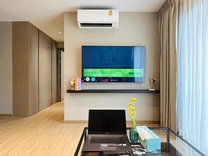 Laptop workspace, soundproofing, iron/ironing board, free WiFi