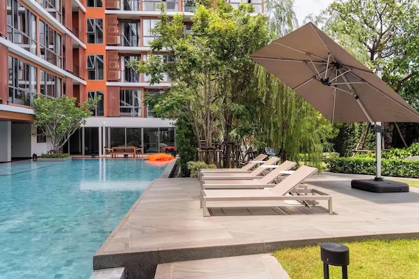 Una piscina al aire libre