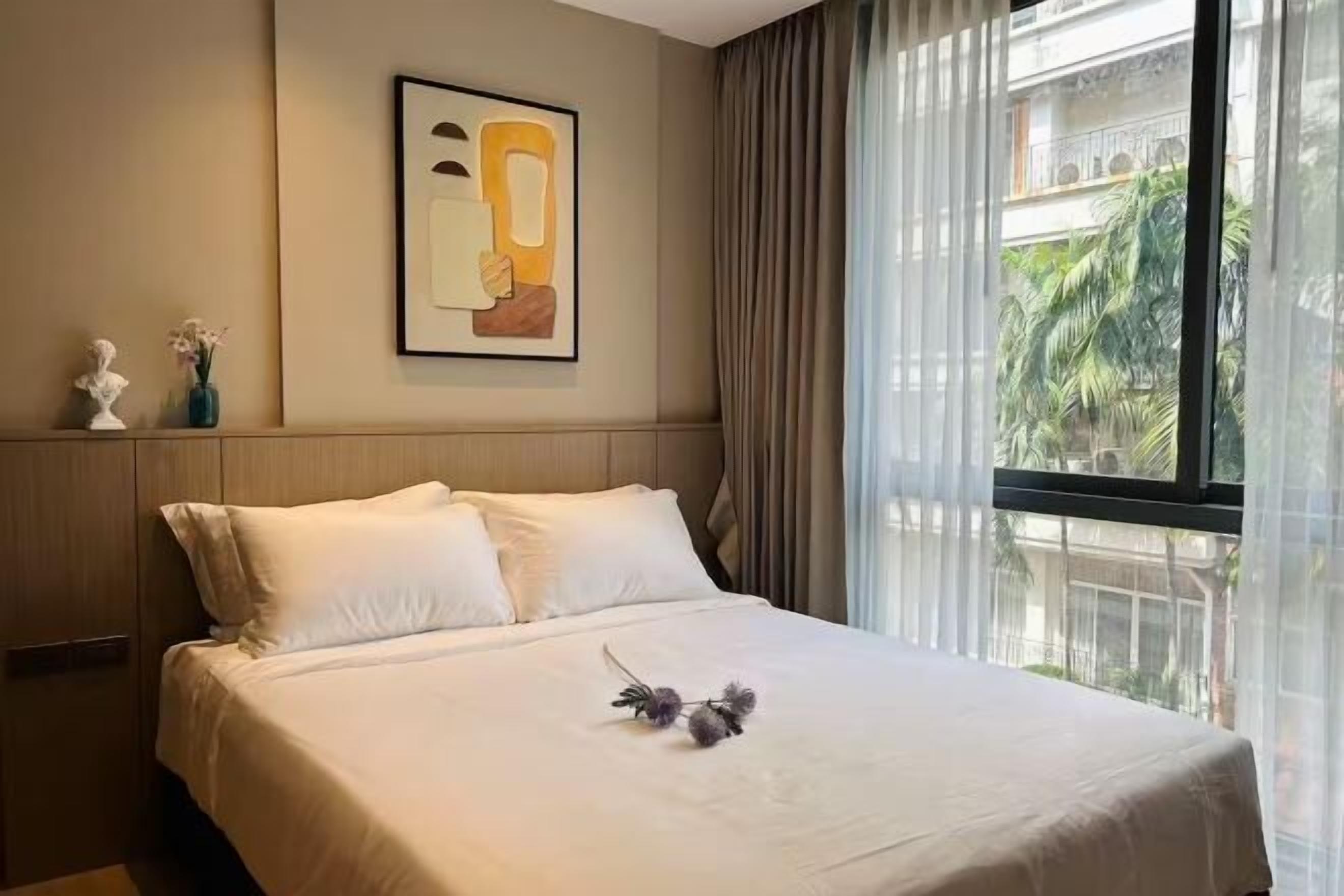 Espacio para trabajar con laptop y tabla de planchar con plancha 