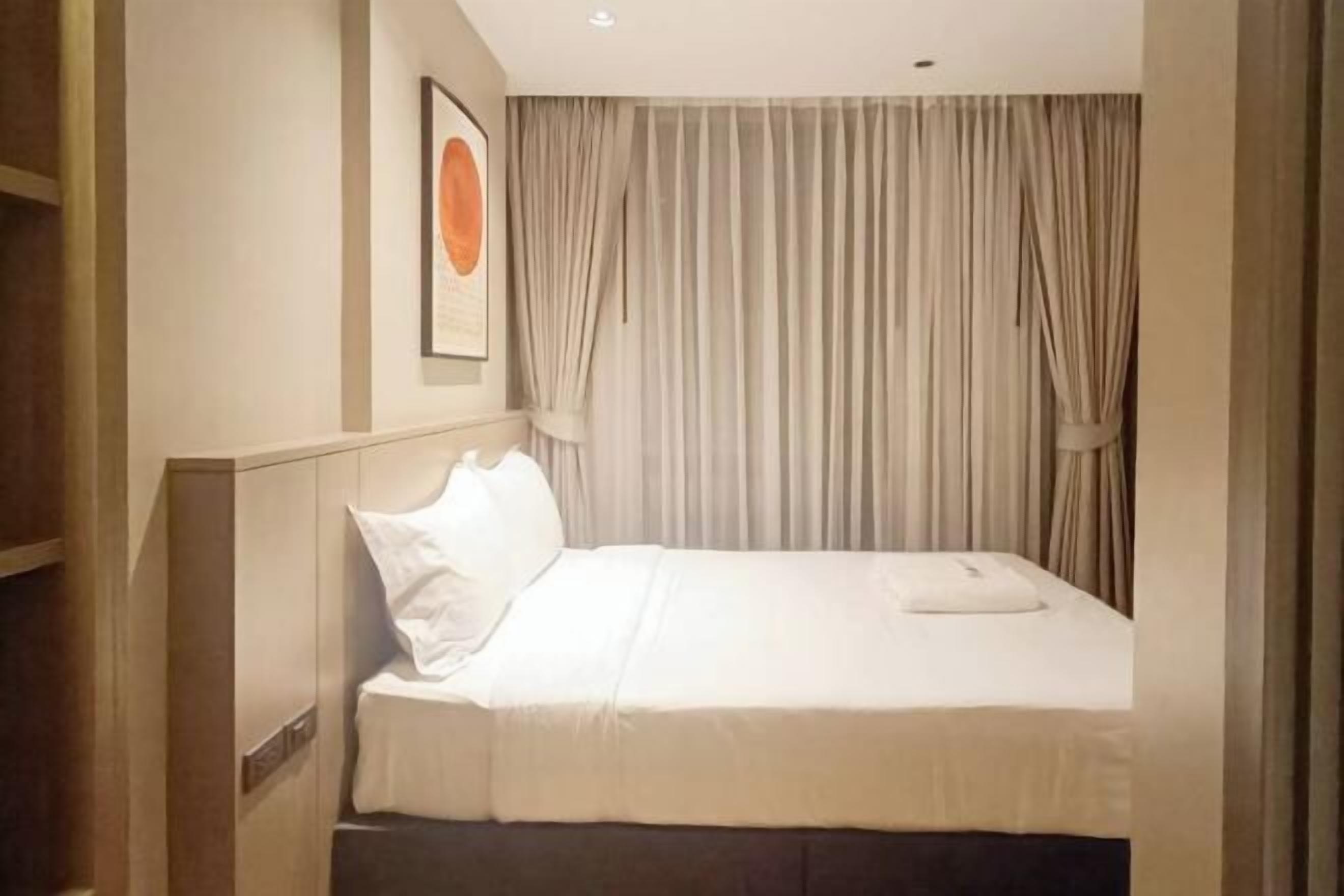 Espacio para trabajar con laptop y tabla de planchar con plancha 