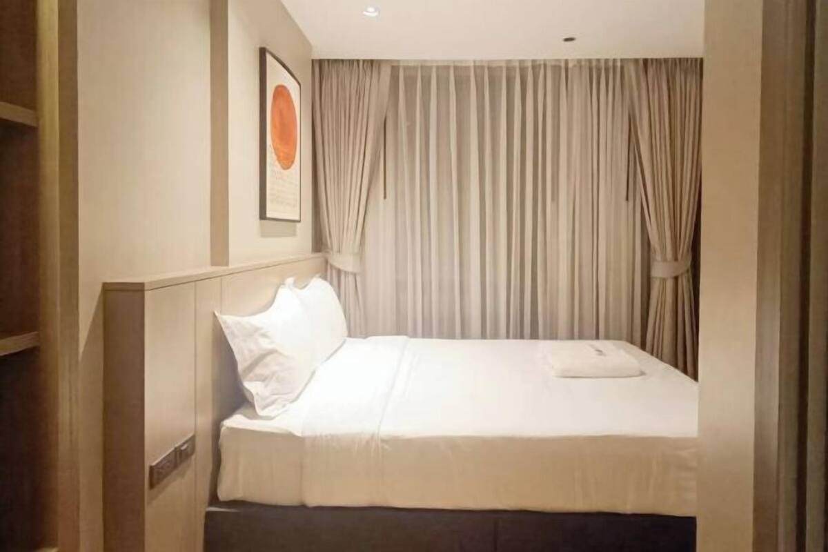 Espacio para trabajar con laptop y tabla de planchar con plancha