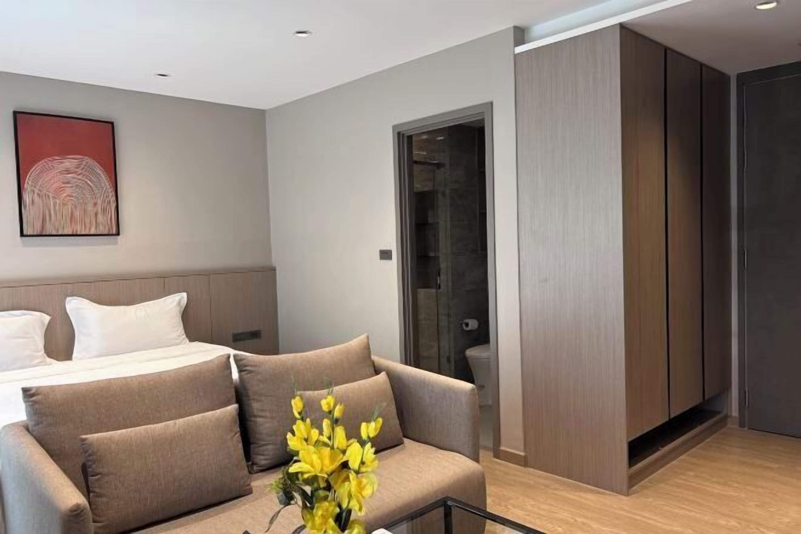 Espacio para trabajar con laptop y tabla de planchar con plancha 