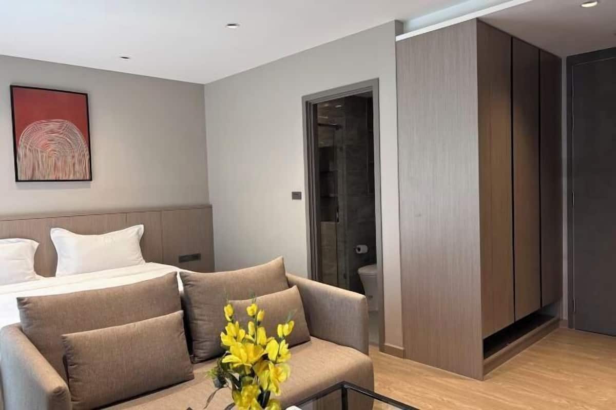 Espacio para trabajar con laptop y tabla de planchar con plancha