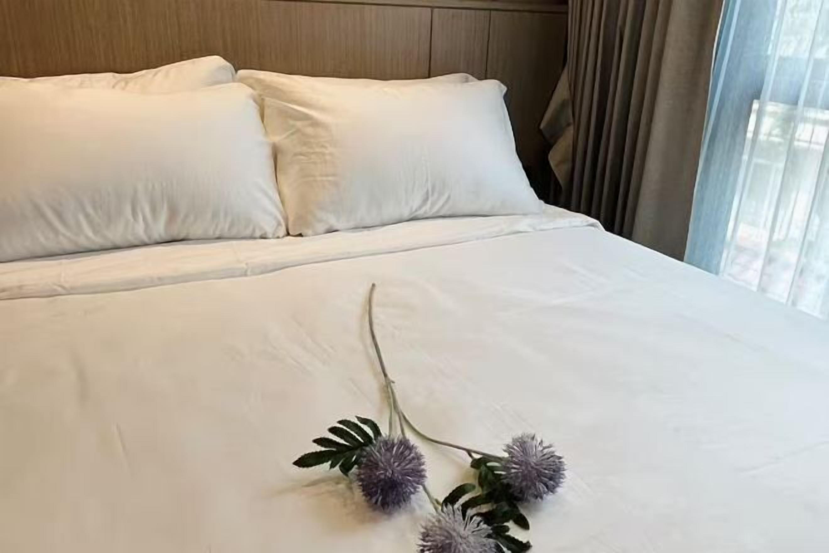 Espacio para trabajar con laptop y tabla de planchar con plancha 