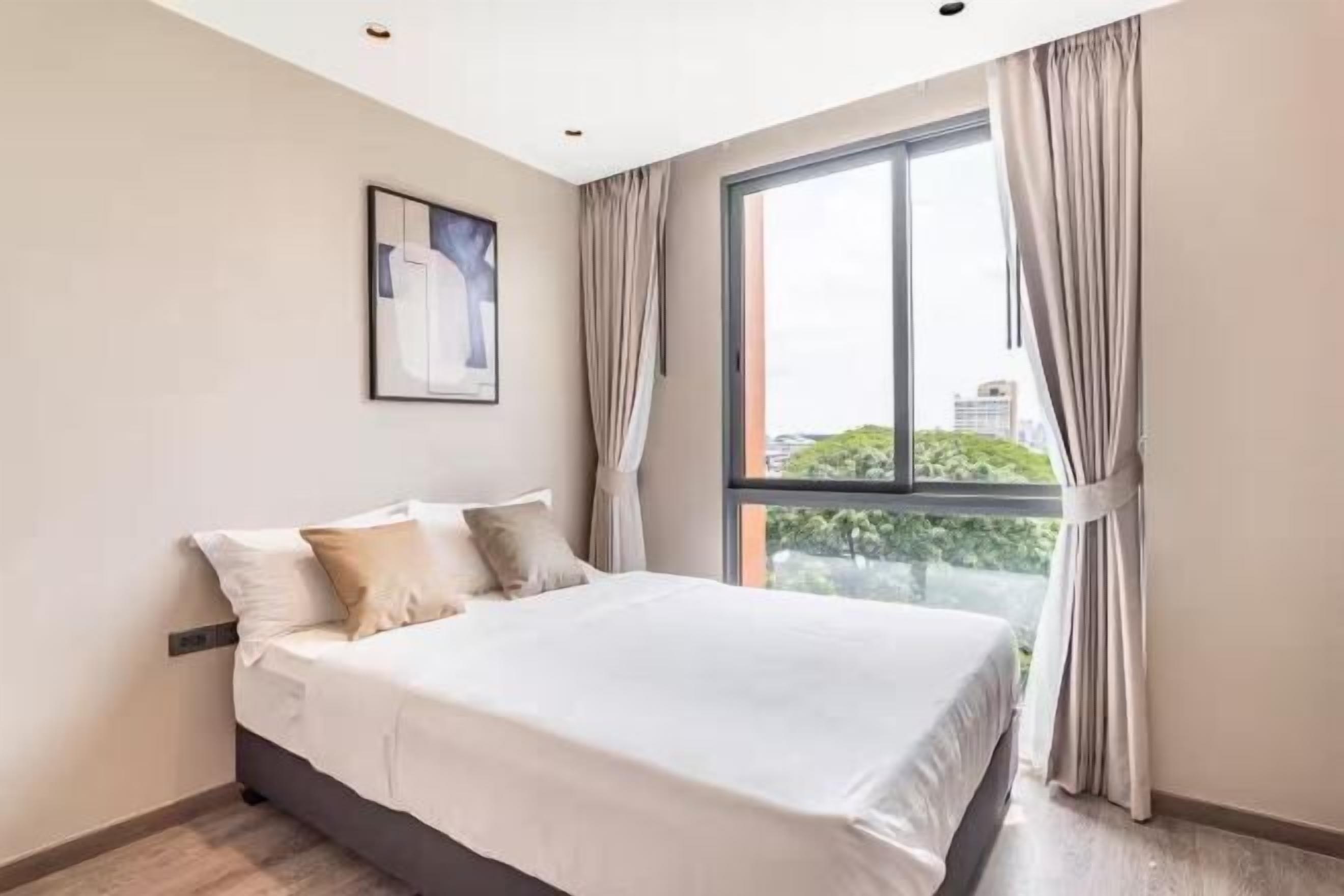 Espacio para trabajar con laptop y tabla de planchar con plancha 