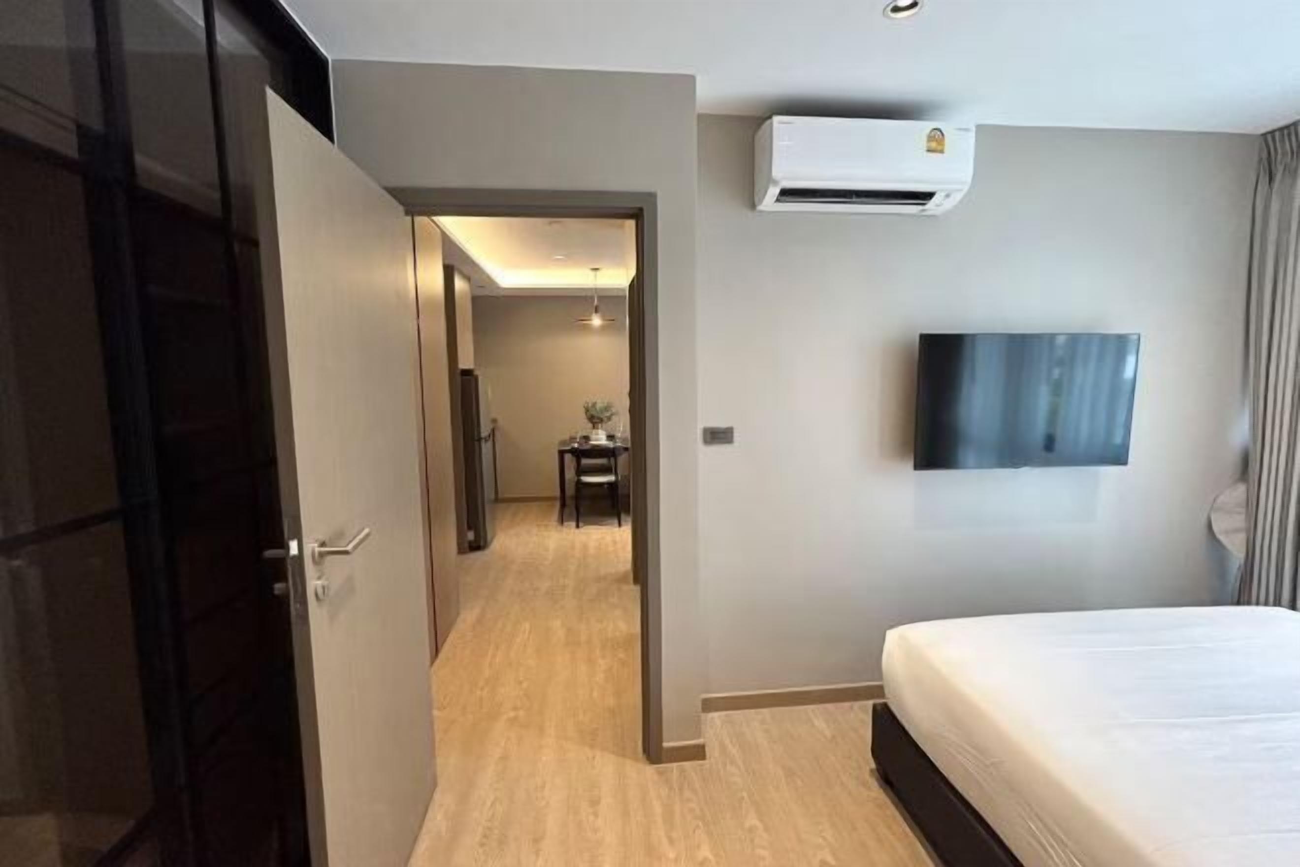 Espacio para trabajar con laptop y tabla de planchar con plancha 