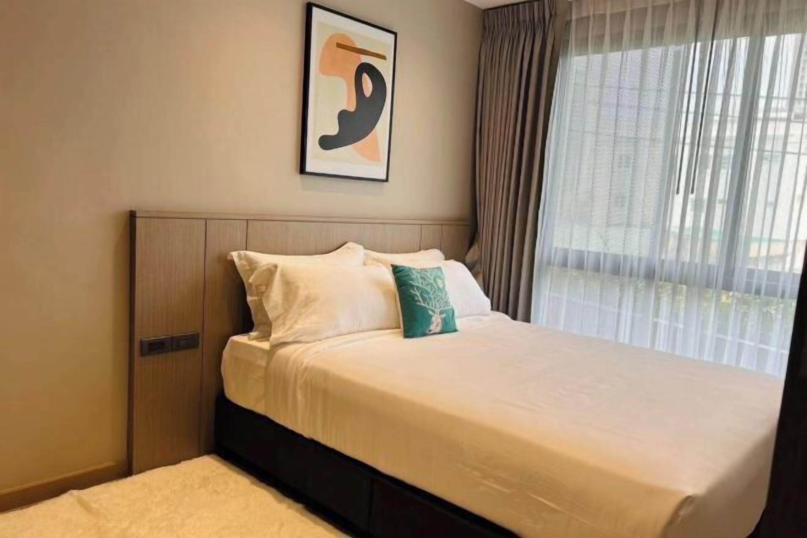 Espacio para trabajar con laptop y tabla de planchar con plancha 