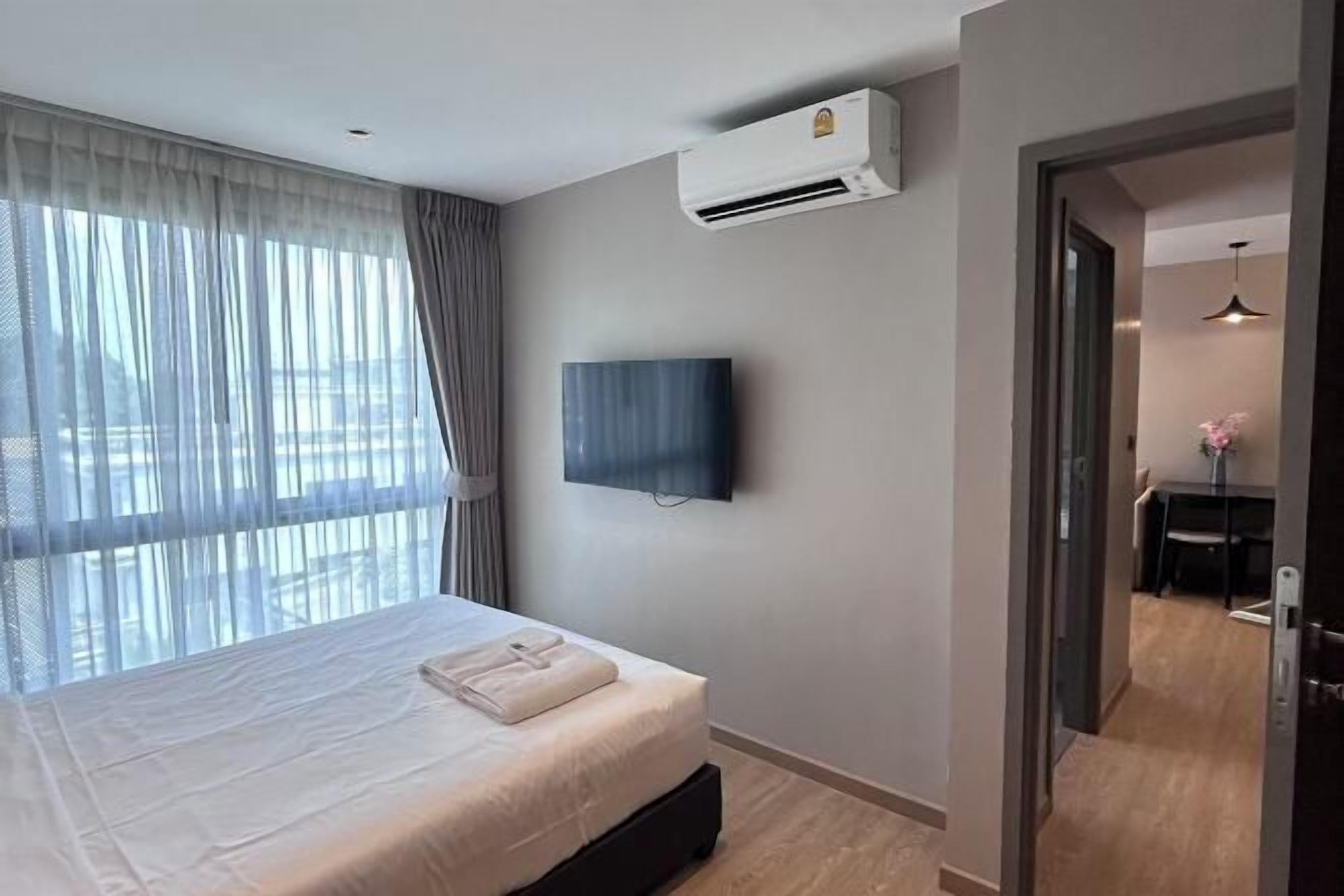 Espacio para trabajar con laptop y tabla de planchar con plancha 