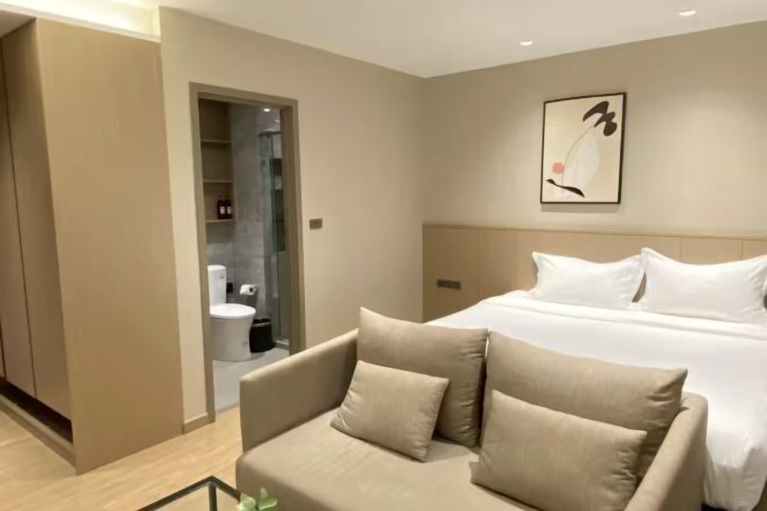 Espacio para trabajar con laptop y tabla de planchar con plancha 