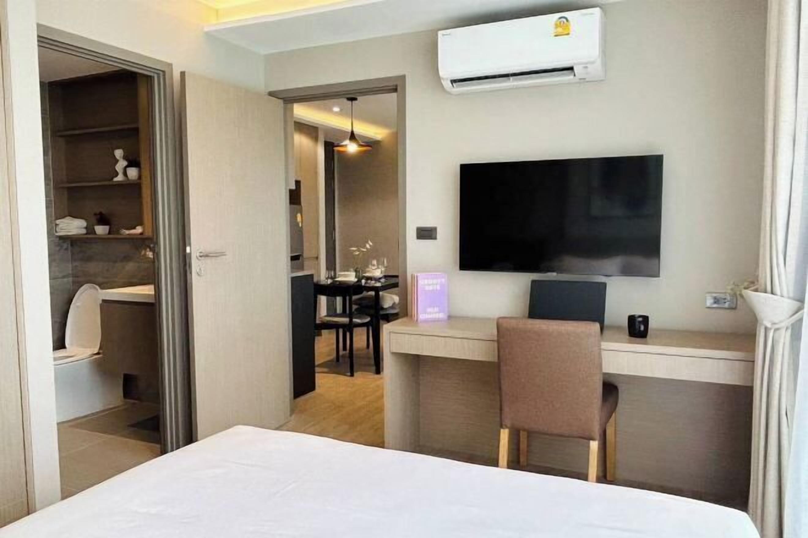 Espacio para trabajar con laptop y tabla de planchar con plancha 