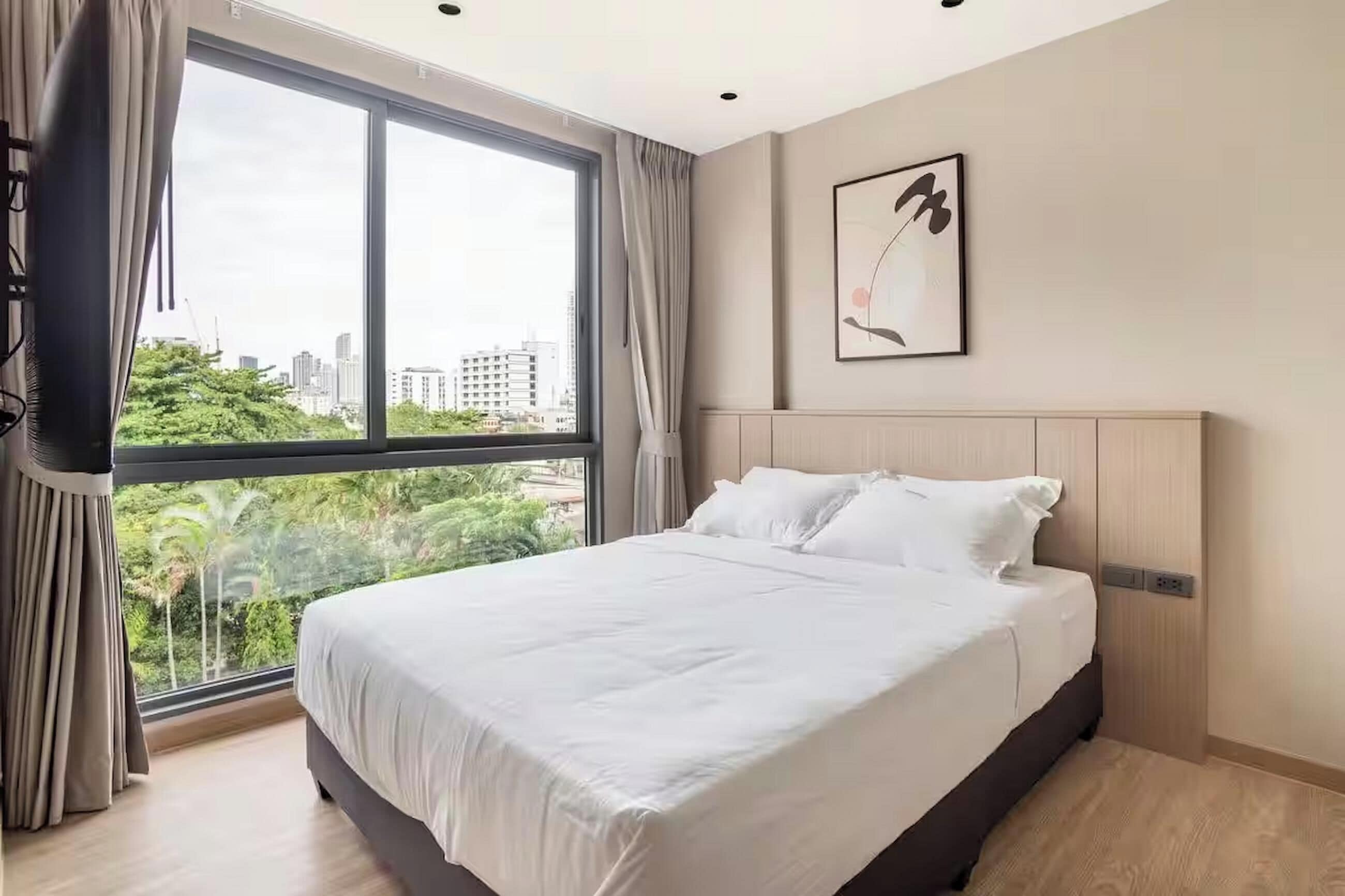 Espacio para trabajar con laptop y tabla de planchar con plancha 