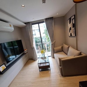 Espacio para trabajar con laptop y tabla de planchar con plancha