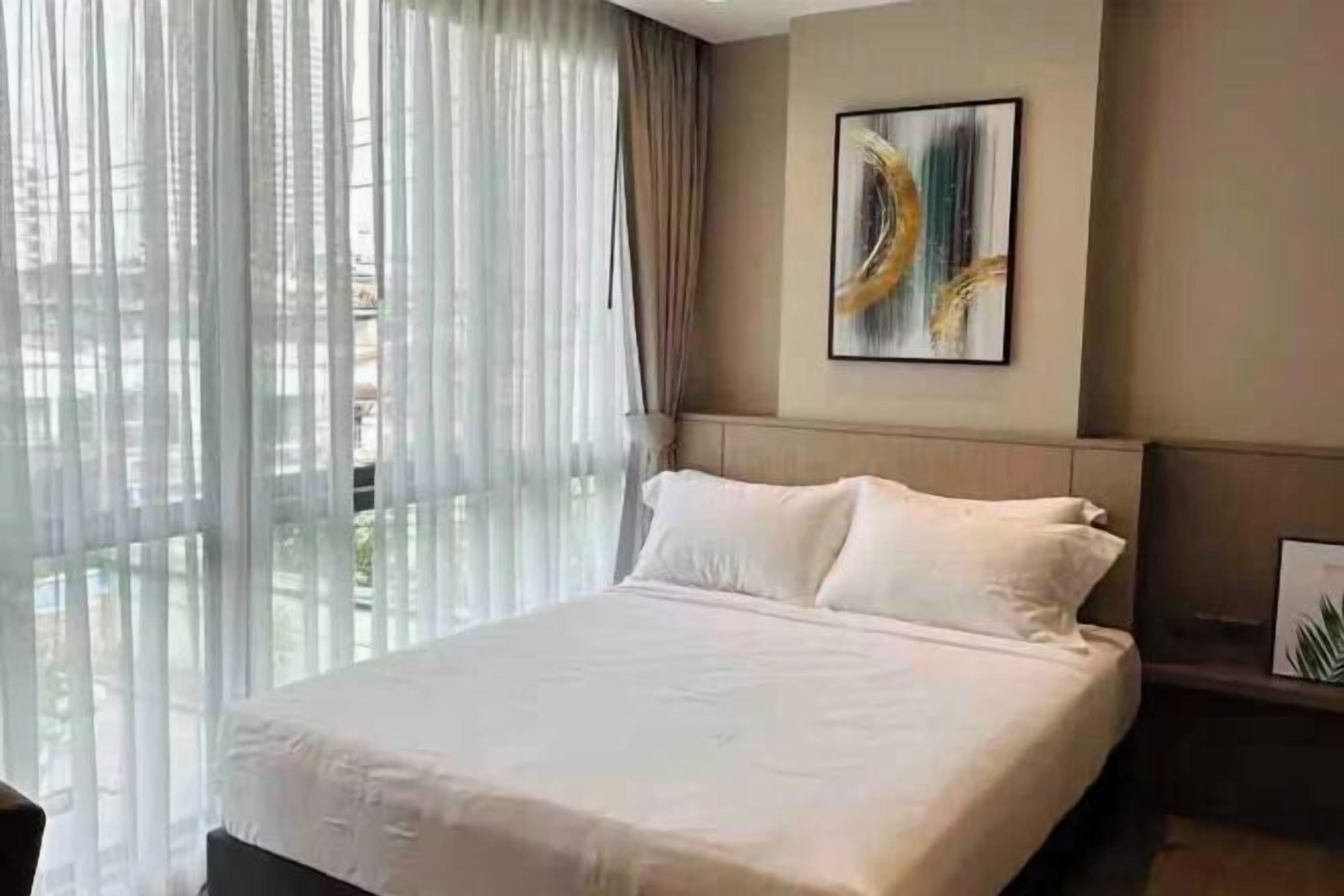 Espacio para trabajar con laptop y tabla de planchar con plancha 