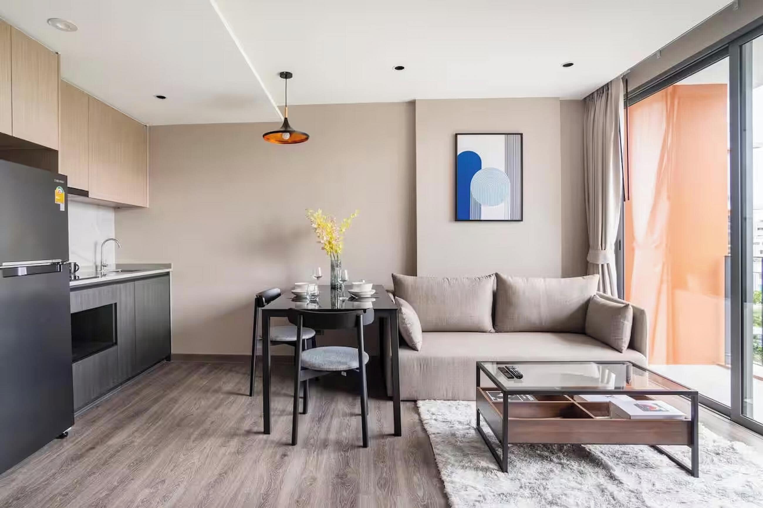 Espacio para trabajar con laptop y tabla de planchar con plancha 